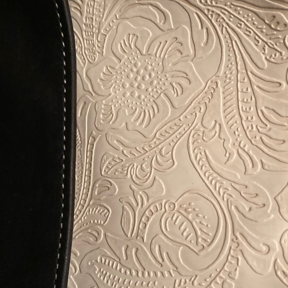 Crimson Willow Getaway Tote w/Dust Bag Like New! - Picture 6 of 8
